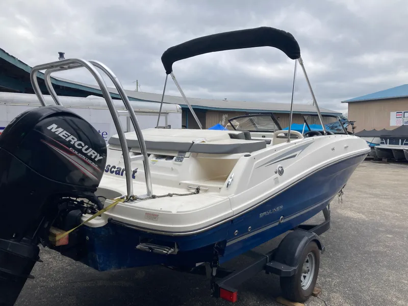 Slide: The Image of Bayliner VR5 2017 - 3
