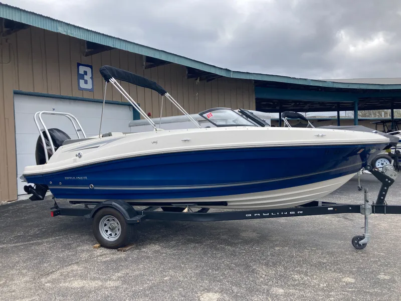 Slide: The Image of Bayliner VR5 2017 - 4