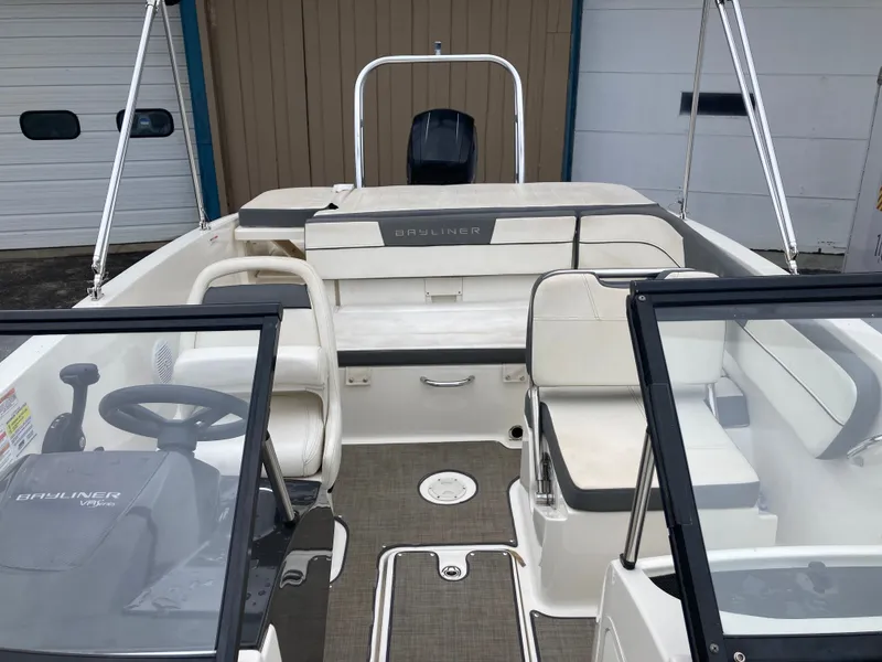 Slide: The Image of Bayliner VR5 2017 - 7