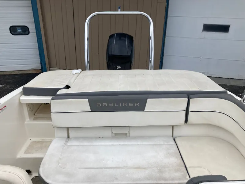 Slide: The Image of Bayliner VR5 2017 - 8