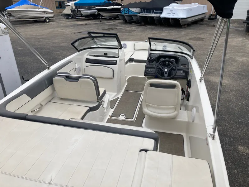 Slide: The Image of Bayliner VR5 2017 - 9