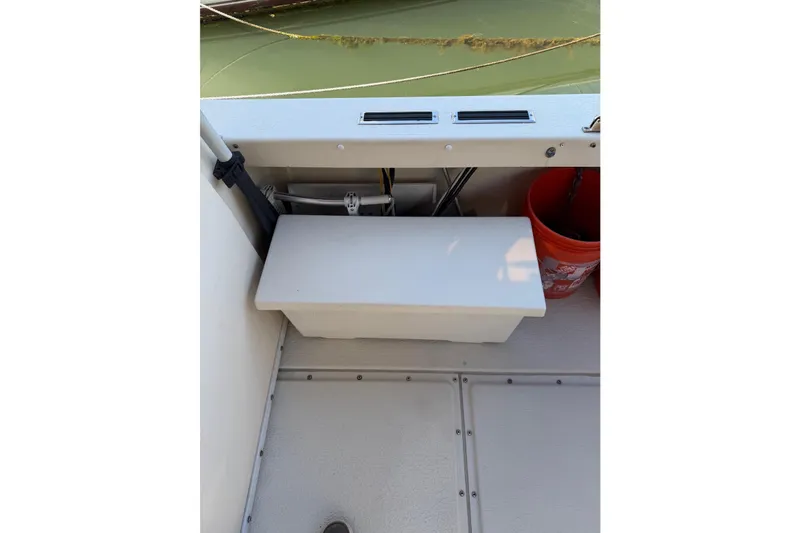 Slide: The Image of 1998 Rosborough RF-246 Sedan Cruiser battery box - 8