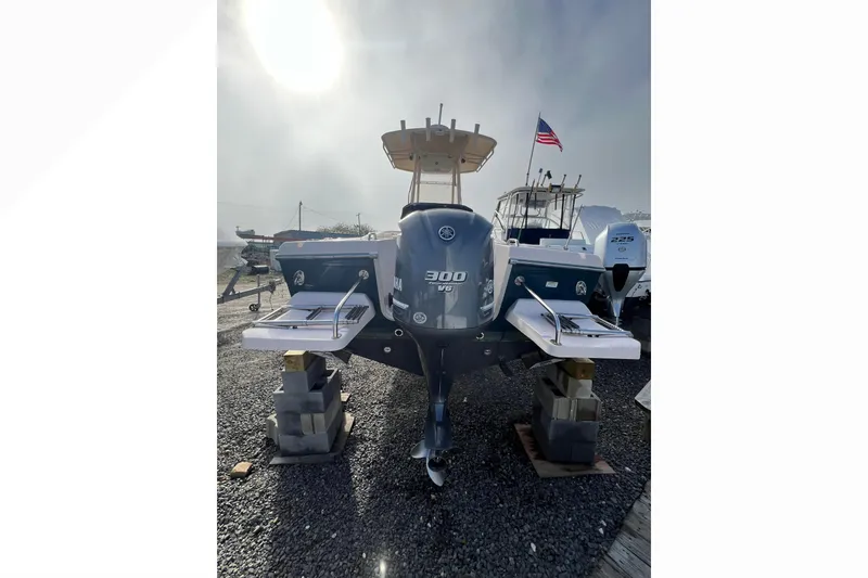 Slide: The Image of 2014 Grady-White Fisherman 230 boat with Yamaha 300 V6 engine on display. - 4