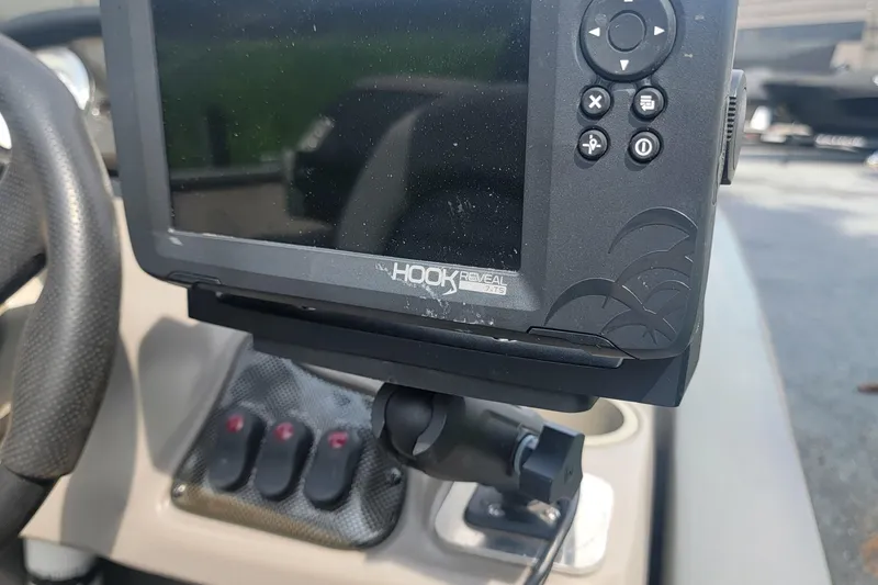 Slide: The Image of Fishfinder display on 2005 Tracker Pro Team 175 boat dashboard. - 5