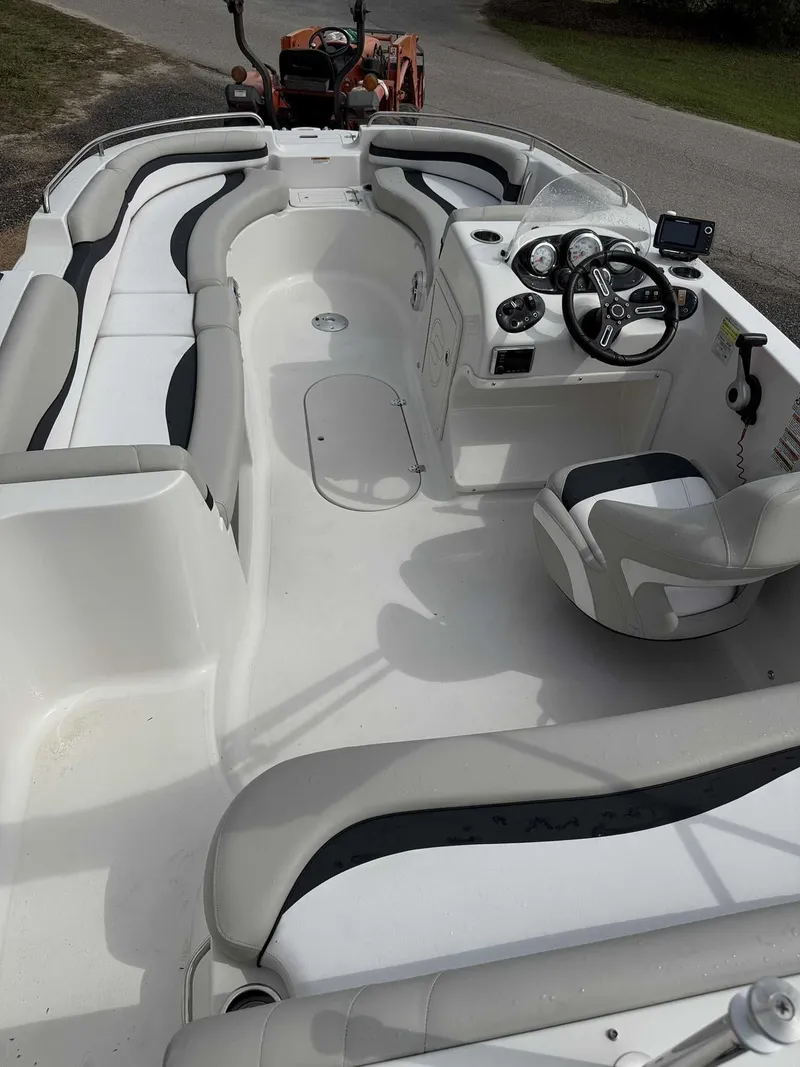 Slide: The Image of Starcraft 1915 Deck boat Yamaha 115 2018 - 14