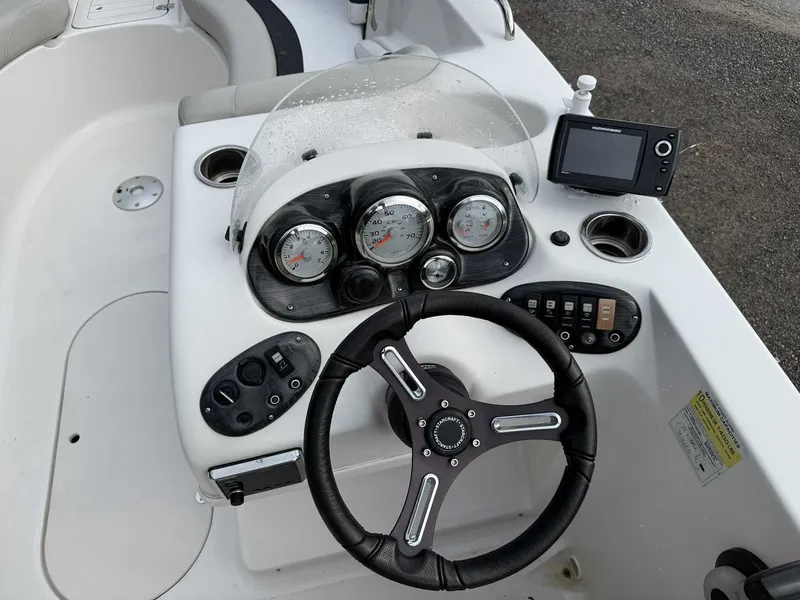 Slide: The Image of Starcraft 1915 Deck boat Yamaha 115 2018 - 20