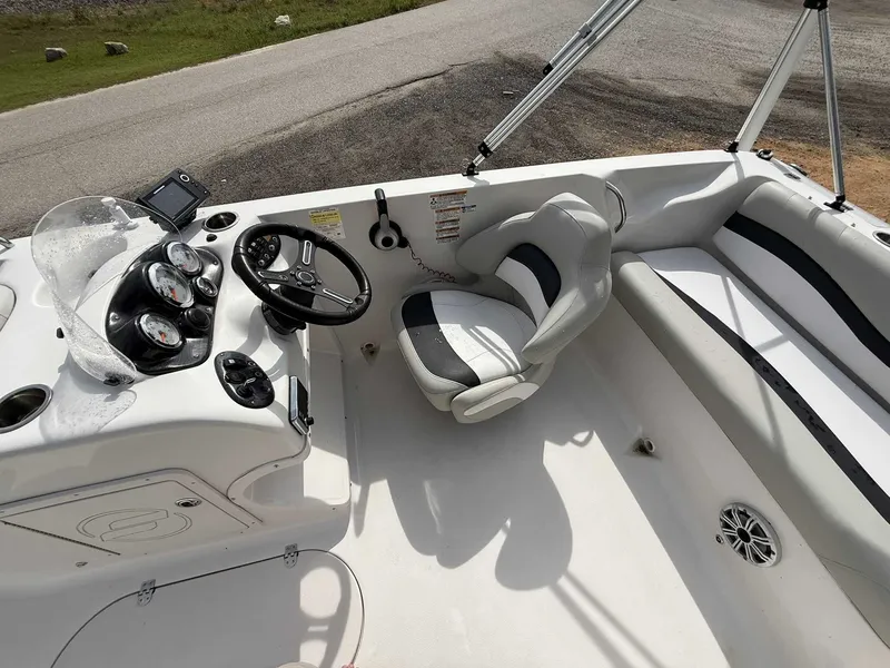 Slide: The Image of Starcraft 1915 Deck boat Yamaha 115 2018 - 26