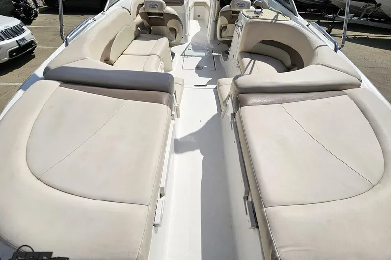 Slide: The Image of 2007 Chaparral 256 SSi boat interior with spacious seating and sunbathing area. - 29