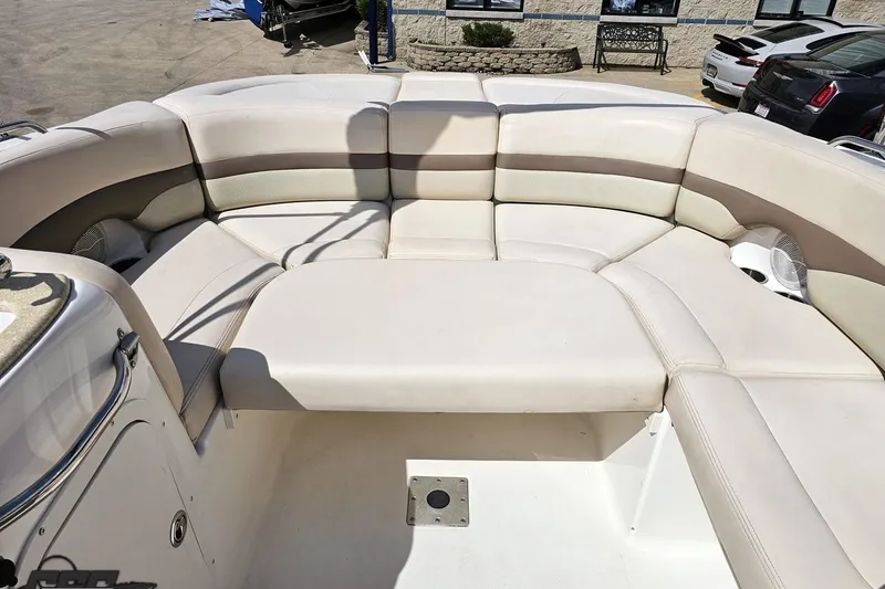 Slide: The Image of 2007 Chaparral 256 SSi boat interior with spacious, cushioned seating area. - 83