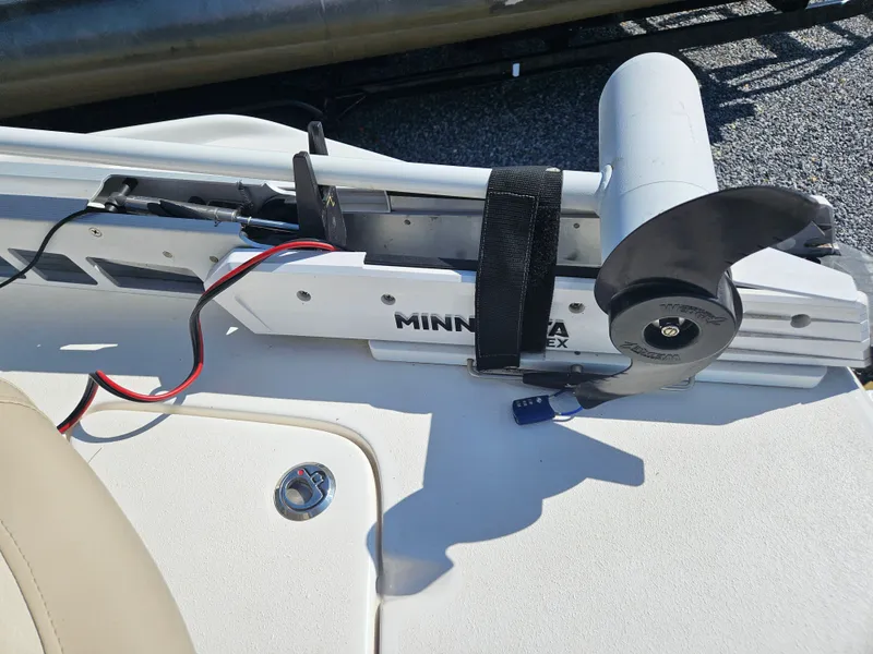 Slide: The Image of NauticStar 211 Hybrid 2022 - 10