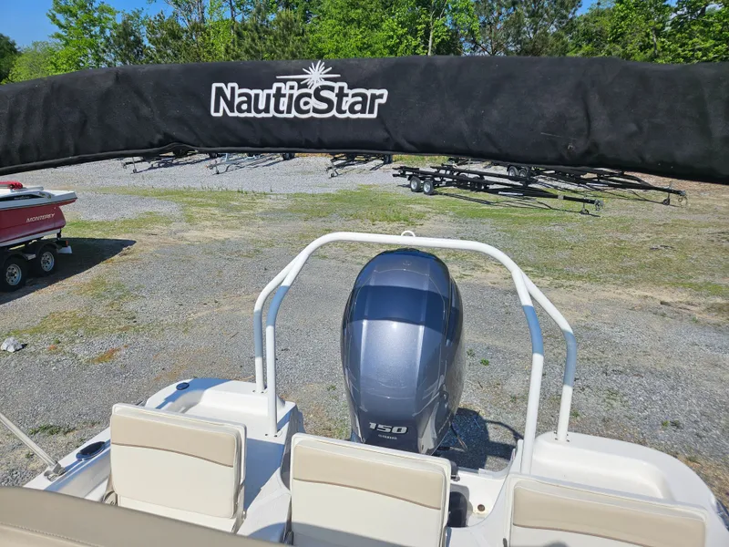 Slide: The Image of NauticStar 211 Hybrid 2022 - 14