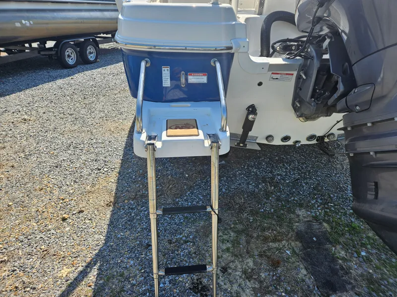 Slide: The Image of NauticStar 211 Hybrid 2022 - 15