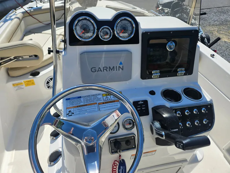 Slide: The Image of NauticStar 211 Hybrid 2022 - 5