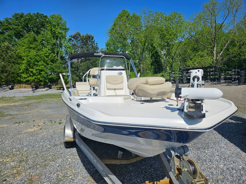 Slide: The Image of NauticStar 211 Hybrid 2022 - 8