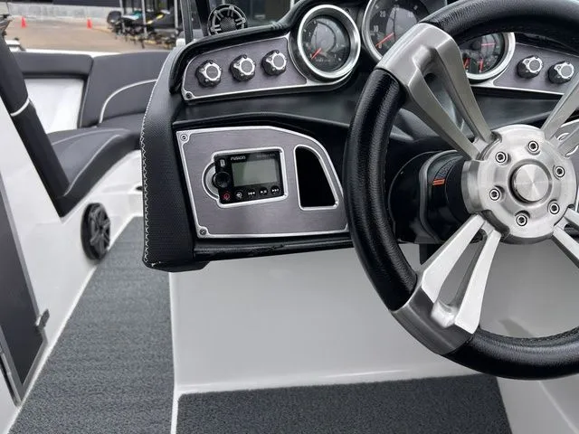 Slide: The Image of MasterCraft XT23 2017 - 23