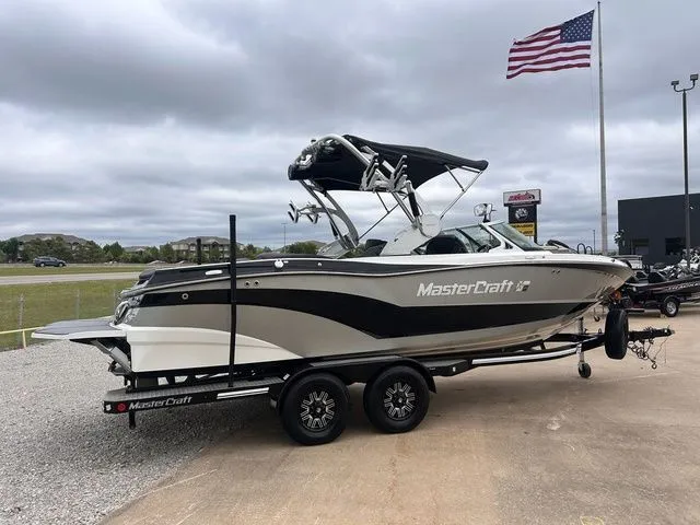 Slide: The Image of MasterCraft XT23 2017 - 3