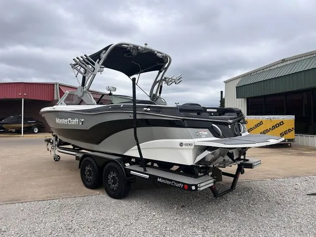 Slide: The Image of MasterCraft XT23 2017 - 6