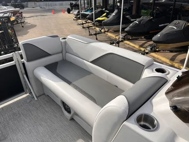 Slide: The Image of Avalon Venture Quad Lounger 21 FT 2180QL 2023 - 19