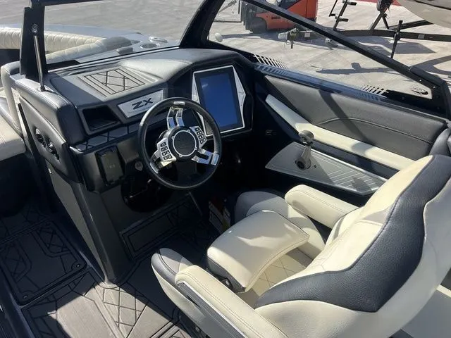 Slide: The Image of Tigé 23ZX 2020 - 8