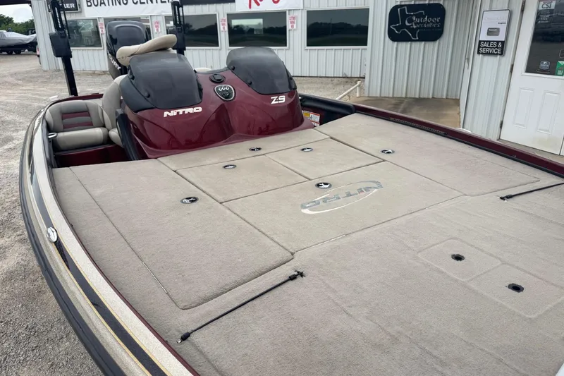 Slide: The Image of 2009 Nitro Z-9 CDC boat with spacious deck at a boating center. - 11