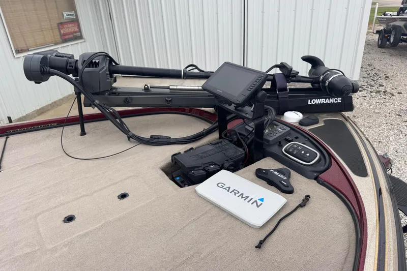 Slide: The Image of 2009 Nitro Z-9 CDC boat deck with Lowrance and Garmin electronics. - 12