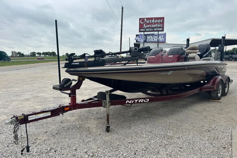 Slide: The Image of 2009 Nitro Z-9 CDC boat on trailer at outdoor dealership. - 4