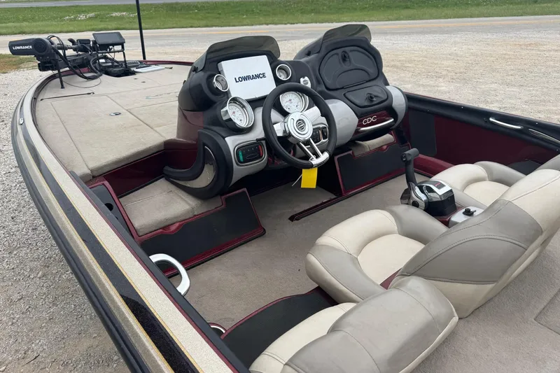 Slide: The Image of 2009 Nitro Z-9 CDC boat interior with steering wheel, gauges, and Lowrance equipment. - 7