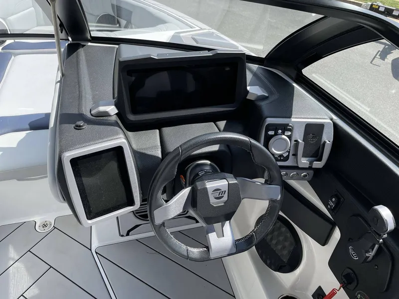 Slide: The Image of Malibu Wakesetter 25 LSV 2023 - 13