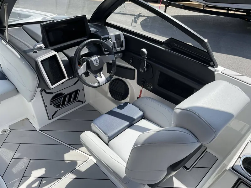 Slide: The Image of Malibu Wakesetter 25 LSV 2023 - 14