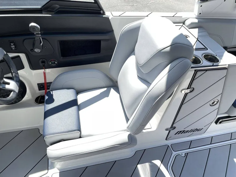 Slide: The Image of Malibu Wakesetter 25 LSV 2023 - 15