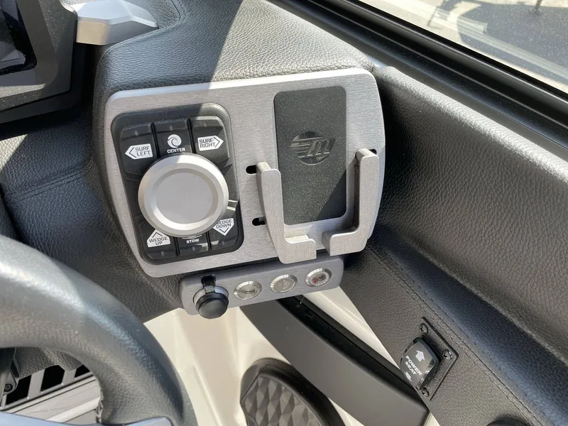 Slide: The Image of Malibu Wakesetter 25 LSV 2023 - 18