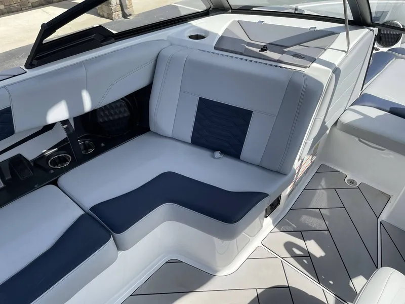 Slide: The Image of Malibu Wakesetter 25 LSV 2023 - 22