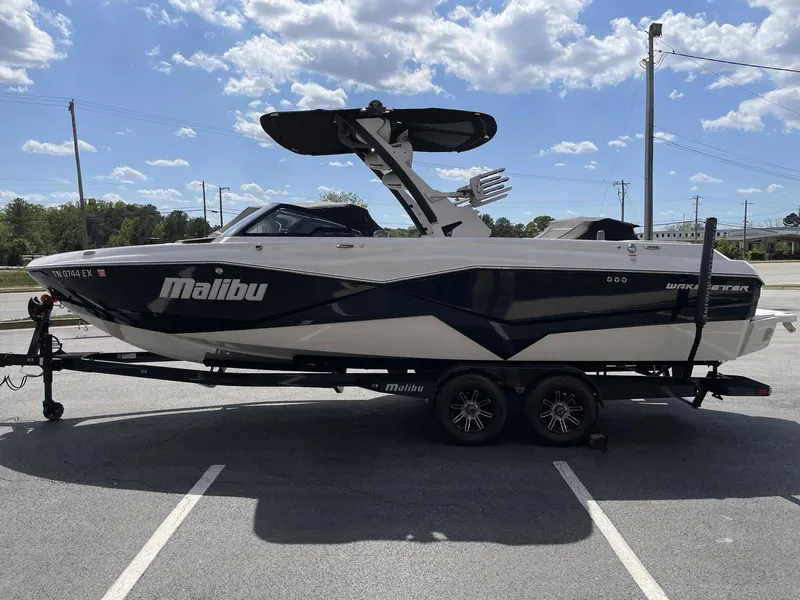 Slide: The Image of Malibu Wakesetter 25 LSV 2023 - 23
