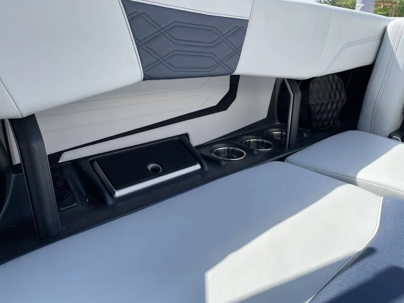 Slide: The Image of Malibu Wakesetter 25 LSV 2023 - 28