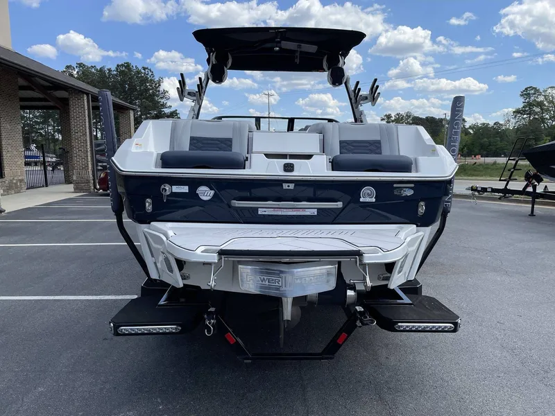 Slide: The Image of Malibu Wakesetter 25 LSV 2023 - 33