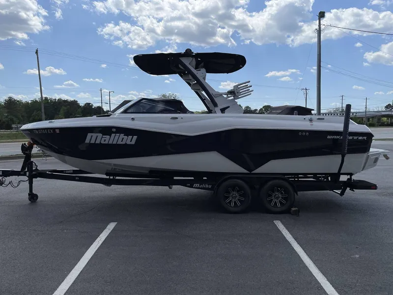 Slide: The Image of Malibu Wakesetter 25 LSV 2023 - 35