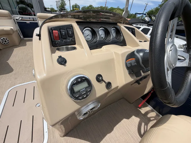 Slide: The Image of Bennington 24 SLX 2017 - 10