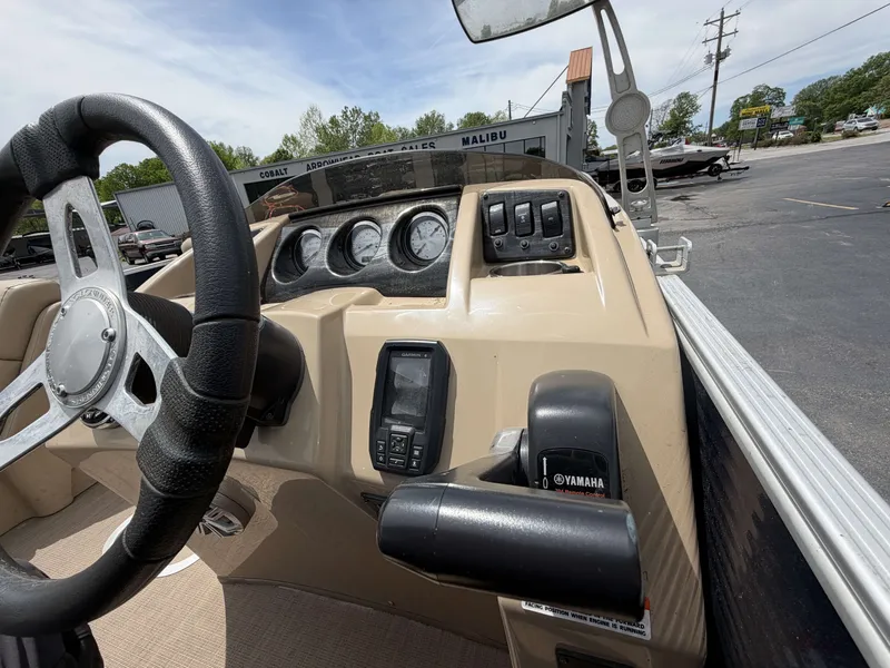 Slide: The Image of Bennington 24 SLX 2017 - 11