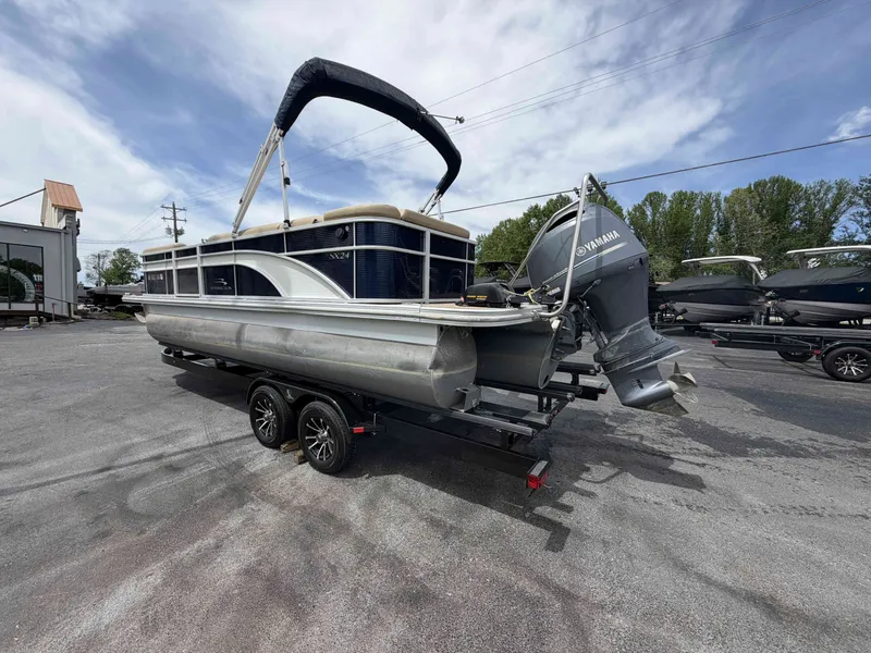 Slide: The Image of Bennington 24 SLX 2017 - 4