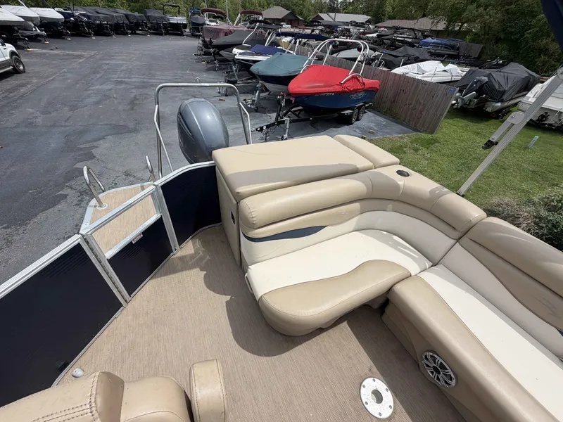 Slide: The Image of Bennington 24 SLX 2017 - 8