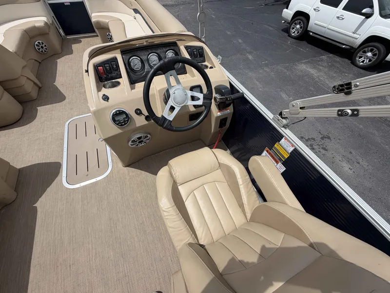 Slide: The Image of Bennington 24 SLX 2017 - 9