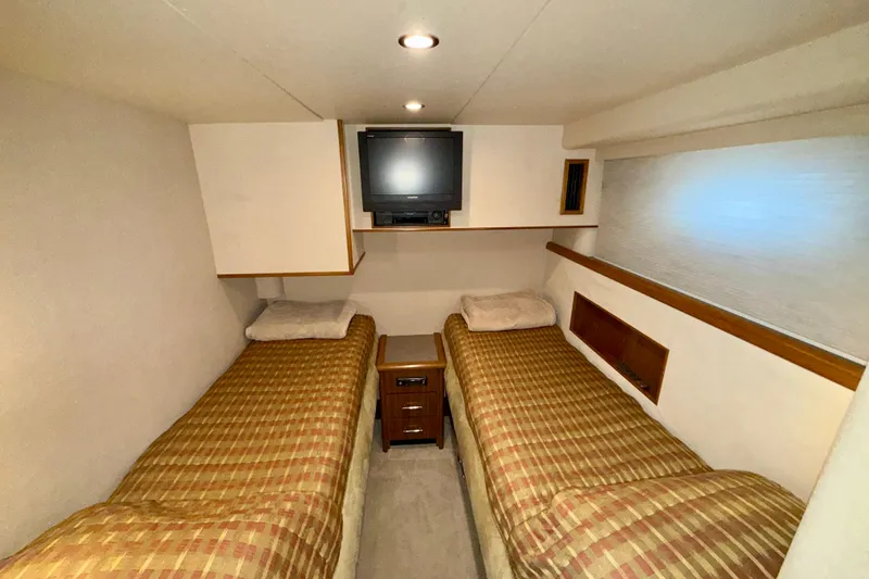 Slide: The Image of Twin bed cabin in 2001 Pacific Mariner 65 Motoryacht with TV and cozy decor. - 41