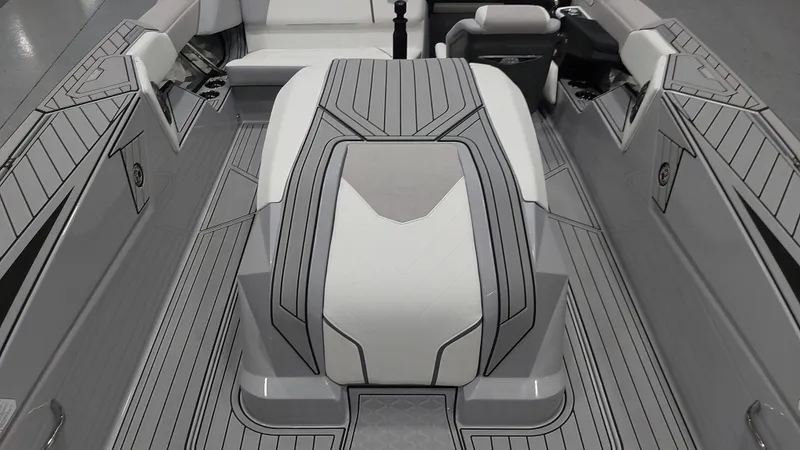 Slide: The Image of Nautique Ski 2025 - 10