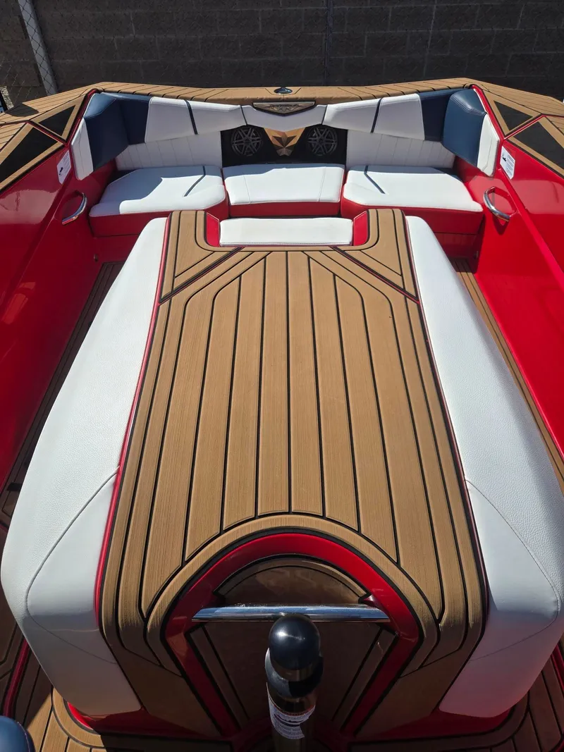 Slide: The Image of Nautique Ski 2022 - 16