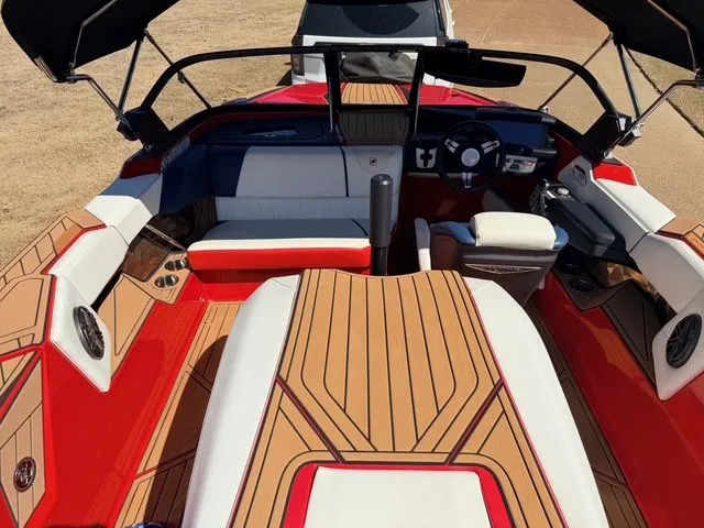 Slide: The Image of Nautique Ski 2022 - 9