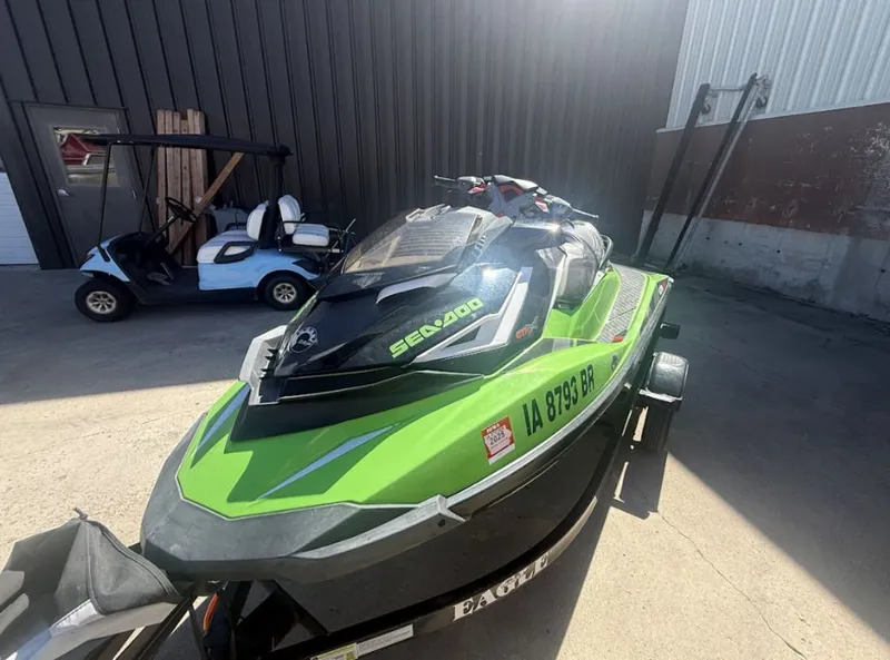 Slide: The Image of Sea-Doo GTR™-X® 230 2017 - 3