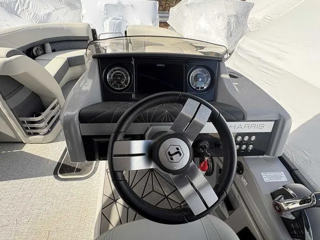 Slide: The Image of Harris Grand Mariner 230 2025 - 10