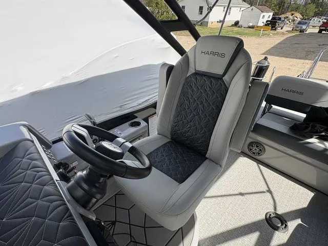 Slide: The Image of Harris Grand Mariner 230 2025 - 11