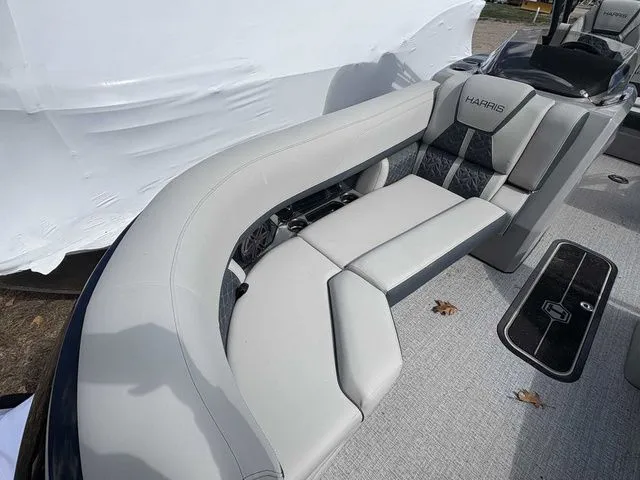 Slide: The Image of Harris Grand Mariner 230 2025 - 4