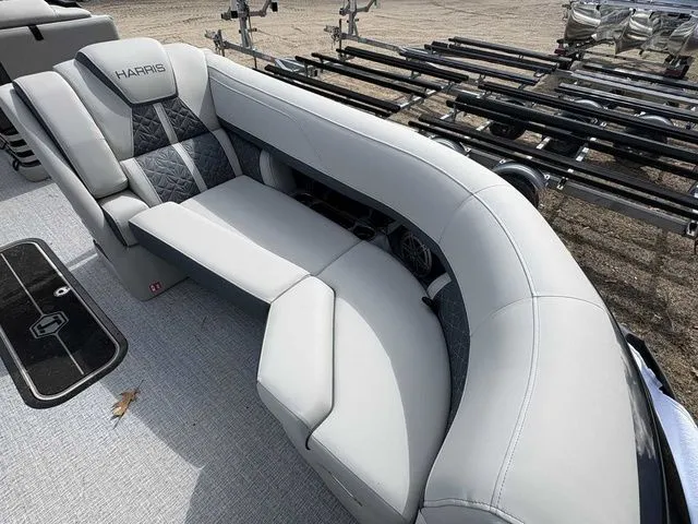 Slide: The Image of Harris Grand Mariner 230 2025 - 5